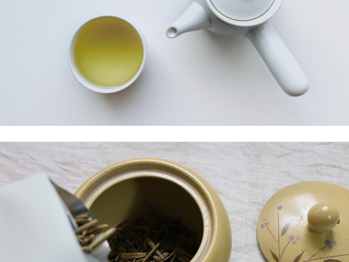 Tea being poured from a kyusu down to the last drop