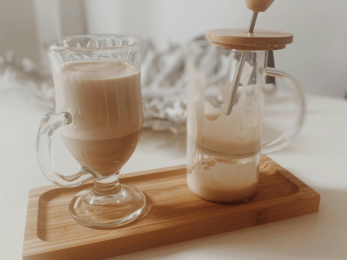 A creamy hojicha latte with caramel foam